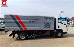 Xe tải quét sạch nước