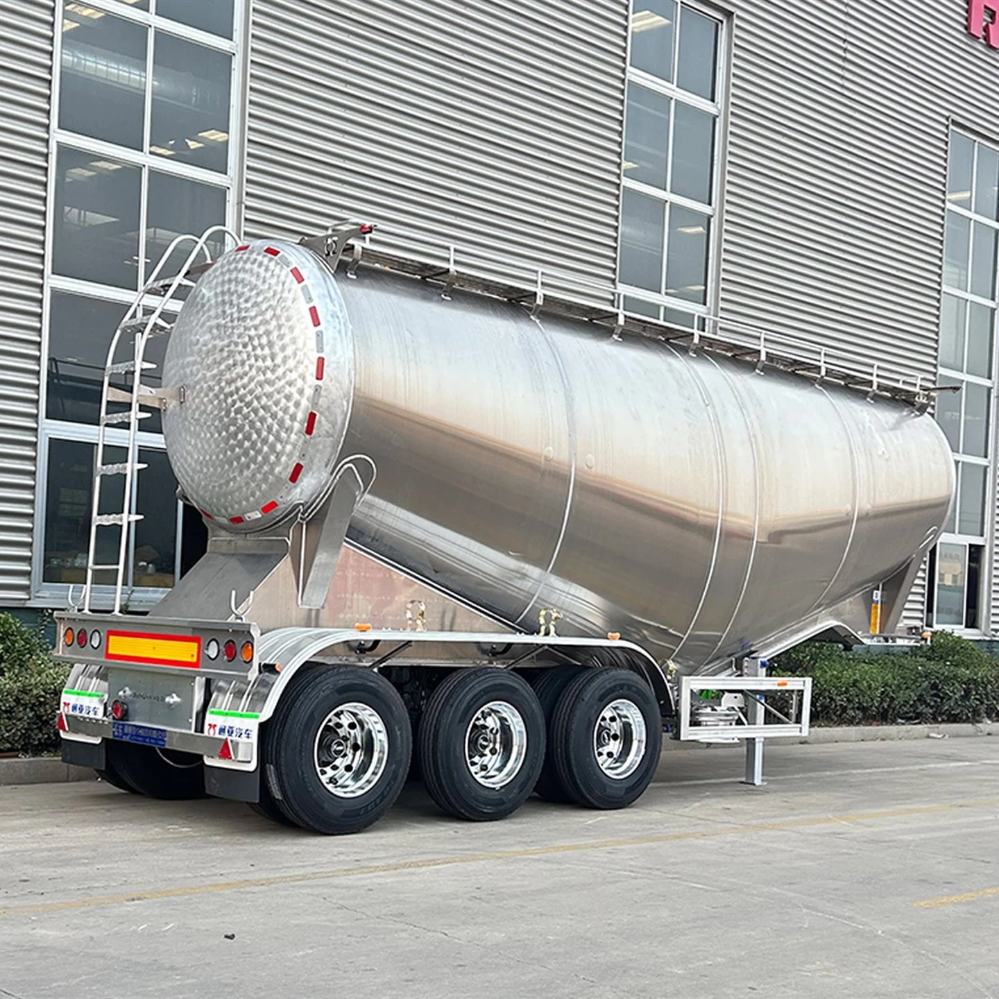 Trailer tàu chở xi măng số lượng lớn bằng nhôm
