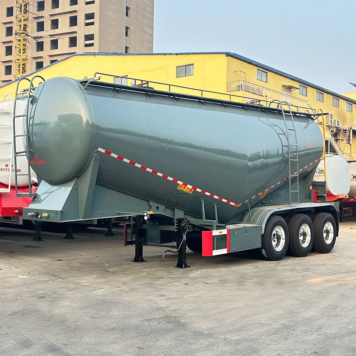 Xe chở xi măng số lượng lớn Bán rơ moóc cho bột